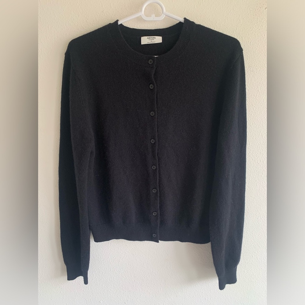 Aritzia Black 100% Cashmere crew neck sweater Medium Women’s Button Up